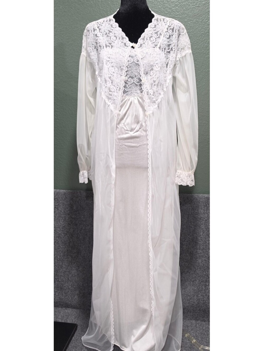 VS42. Vintage 60s 70s Kayser white lace bridal peignoir nightgown robe set PS